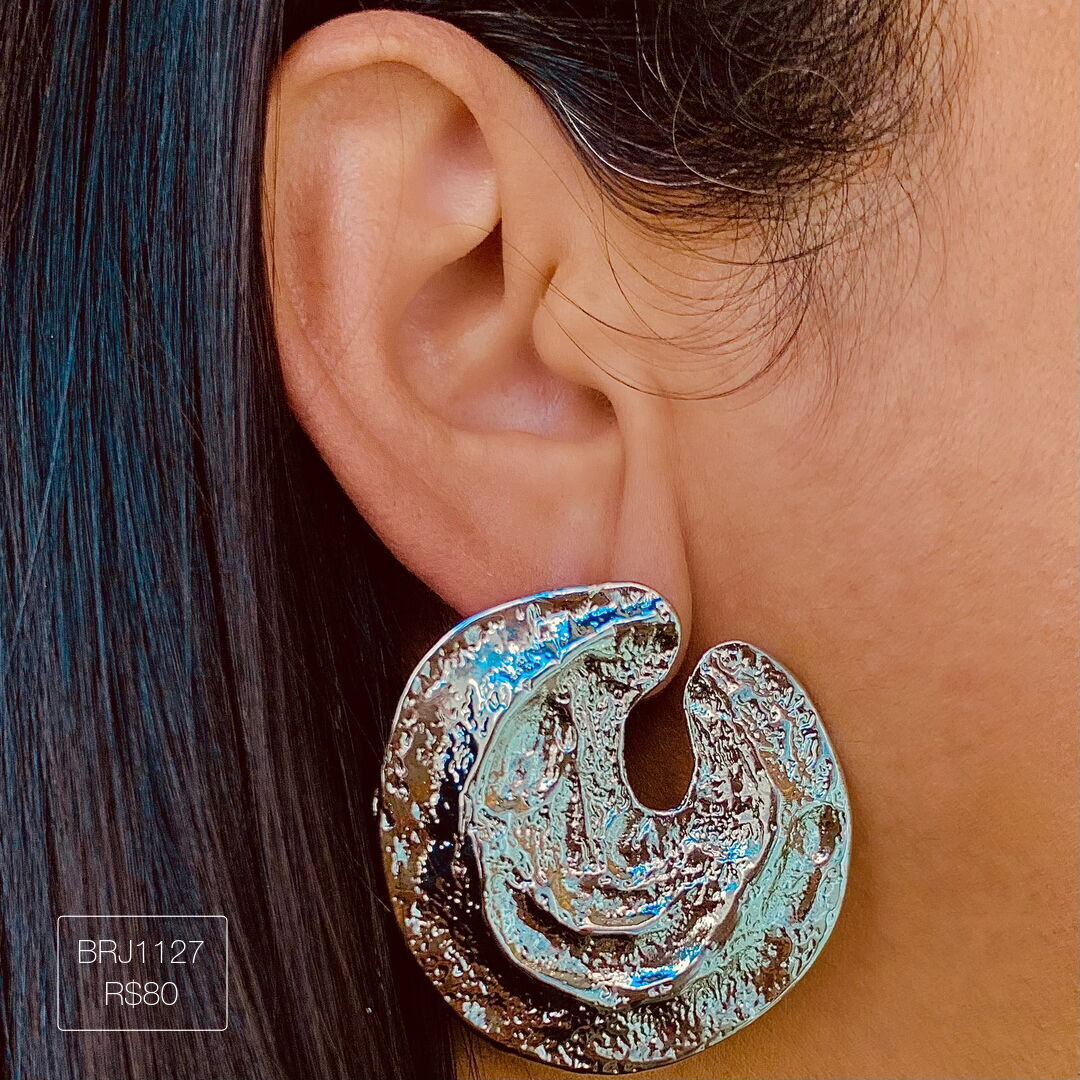 Brinco Meia Lua Texturizado Liso Prateado